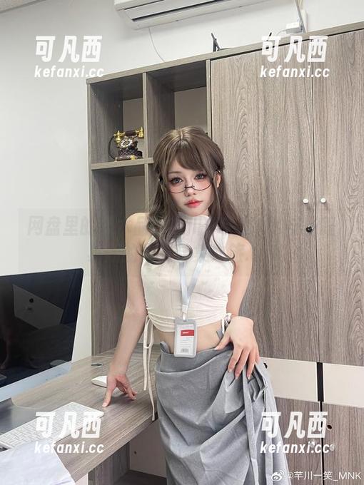 网盘里的艺术品：芊川一笑MNK与圣路易斯的写真合集之旅.txt