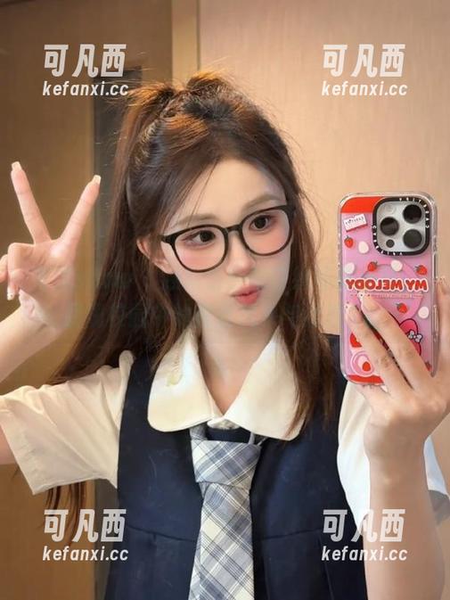 花漾show - 顾欣怡校服在线写真合集，展现校园中的青春风采与活力.txt