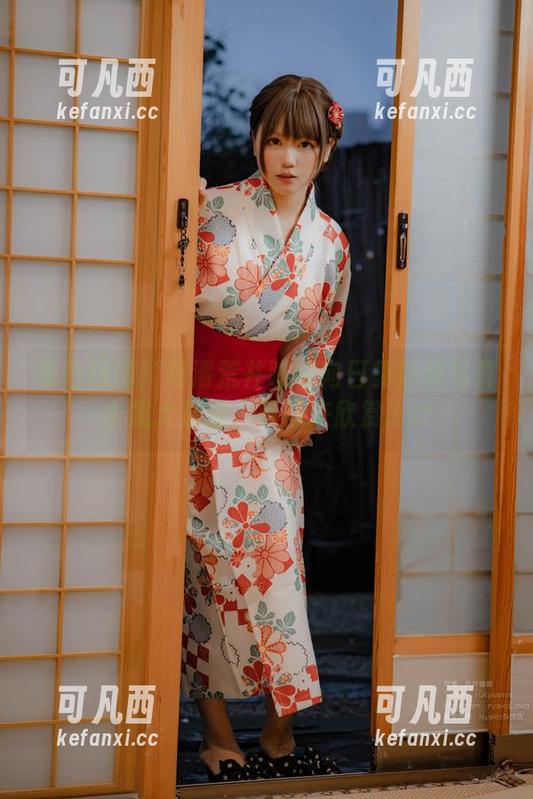 夏日热销！高清荒井喵喵向日葵泳装写真合集大放送，等你来欣赏.txt