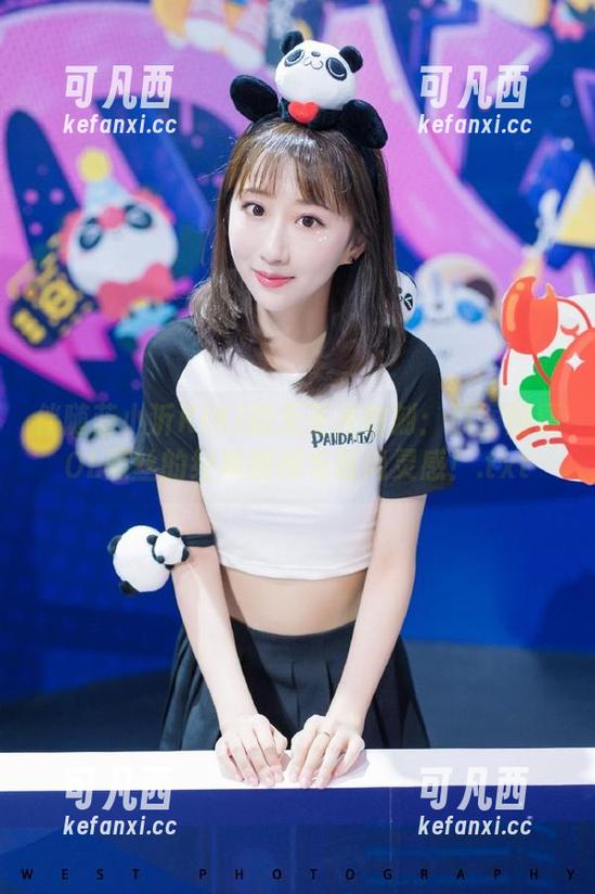 伴随蓝小沂KiKi的无圣光时刻：原图回顾OL黑丝的经典瞬间与时尚灵感！.txt
