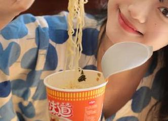 蜜桃社 – 木楠Nan全套女友写真图包，带你领略青春活力与性感的完美结合.txt