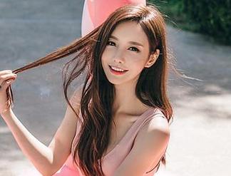 蜜桃社 – 在粉色的世界里，杏子的写真作品集探讨了美与自嘲的奥秘.txt