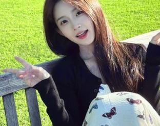 蜜桃社 – 最新白丝写真照片，缇娜美Tinami让自嘲化为艺术的奇妙之旅.txt