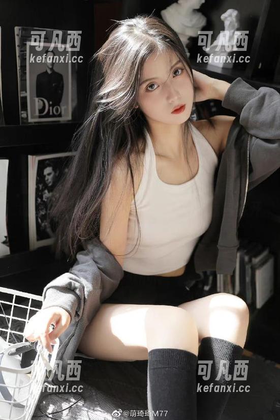 蜜桃社 - 韵莉娜VANILLA网袜写真展，时尚与艺术的完美融合—全新网盘内容开放下载.txt