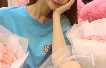 见新摄影出品：高清图包，黄头发甜美小姐姐的可爱风情，快来收藏吧！.txt