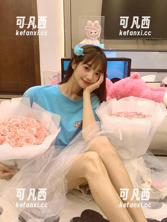 见新摄影出品：高清图包，黄头发甜美小姐姐的可爱风情，快来收藏吧！.txt