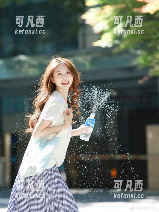 语画界 - 在乔漫妮mina的万圣节定制写真中，发现不一样的节日魅力.txt