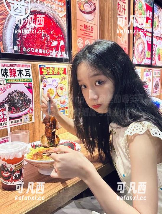 轰趴猫 - 棉花糖candy与肉丝的唯美写真，捕捉生活中的细腻与浪漫.txt