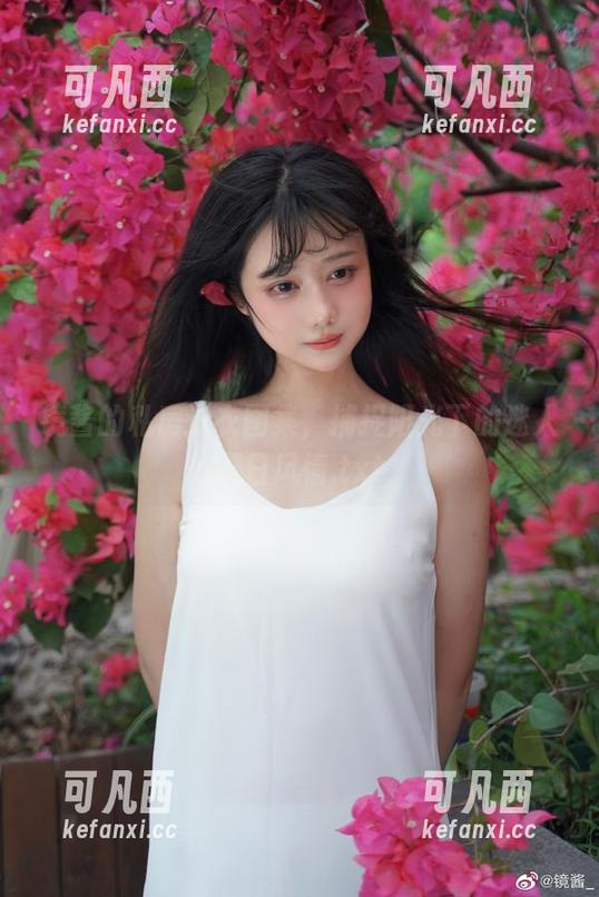 镜酱的私房泳衣图集，捕捉阳光下的迷人夏日风情.txt