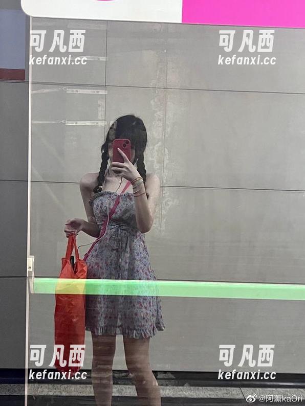 阿薰kaOri白裙写真集最新分享，见证她在白色背景下的纯净之美.txt