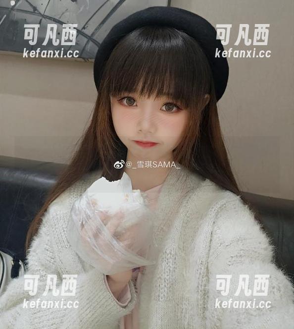 从容而自信，雪琪SAMA对镜女仆写真图集中展现的个性与风格.txt