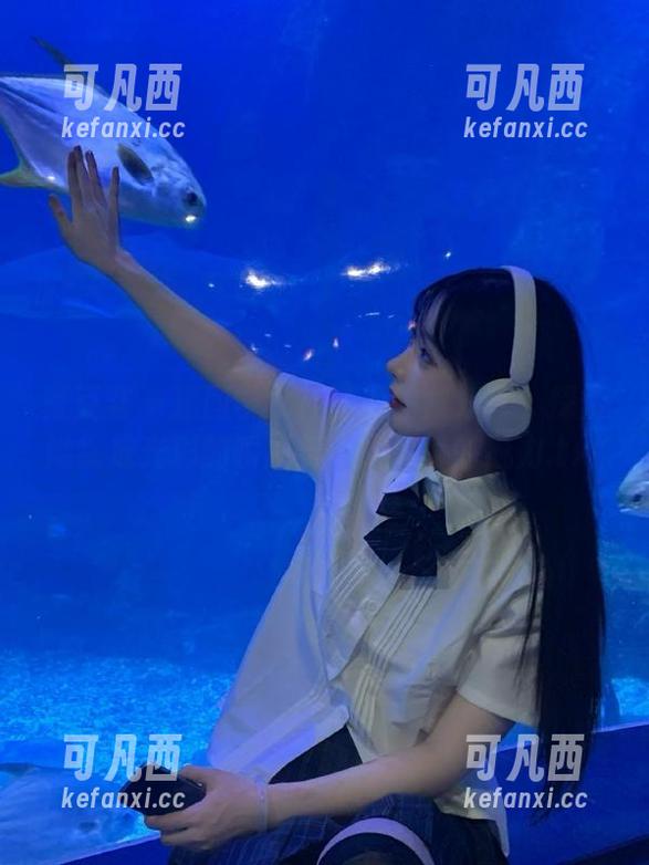 青豆客 - 潇同学女神主题图集分享：探索她绽放光彩的瞬间与不同风格的魅力.txt
