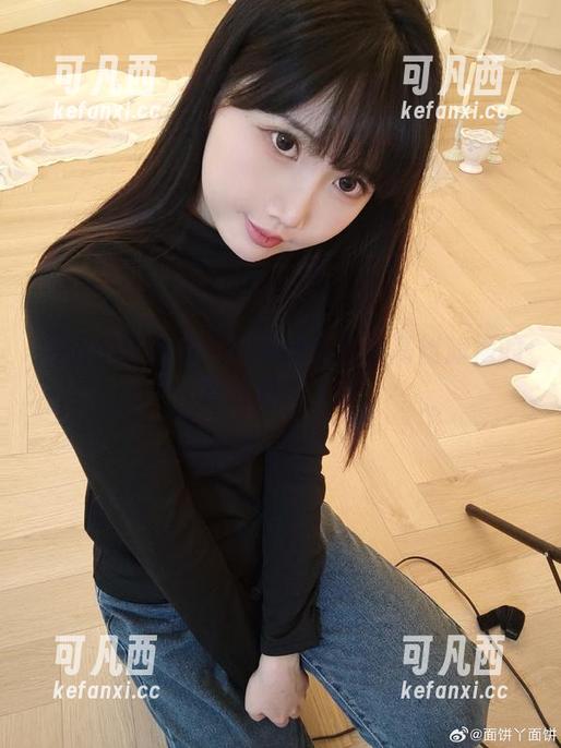 原图资源发布：面饼仙儿展现高雄旗袍的非凡魅力.txt