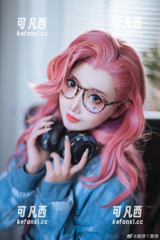 享受视觉盛宴，下载“面饼仙儿”的“艾蕾三破”写真集，让心灵飞扬！.txt