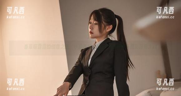 香草喵露露的创意之旅：小露乱撞会议室OL自拍作品精彩图库.txt