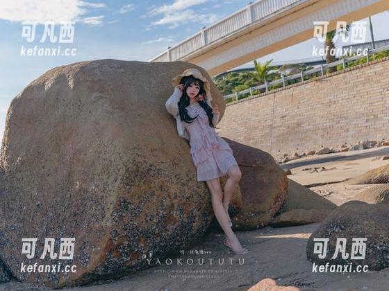 无圣光中的温暖：黏黏团子兔护士套图，感受护理背后的柔情与力量.txt